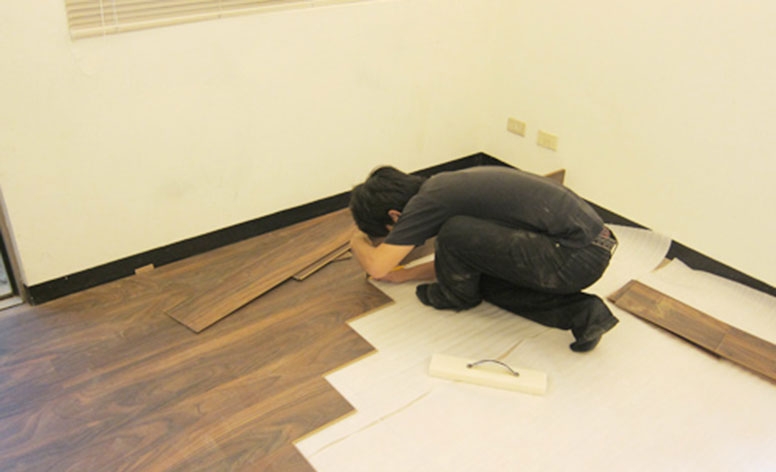 步驟04:  開始舖設木地板